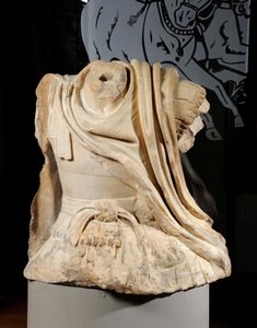 Lucio Licinio Murena torzója, amelyet a Lysippos Dionnak szentelt bronzcsoport lovas Sándor ihletett, i.sz. 67 (márvány) alkotó: Roman