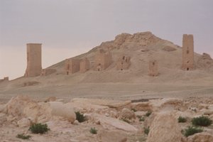 Torysírok, köztük Iamliku i.sz. 83-ban épült toronysírja, a Sírok Völgye alkotó: Roman