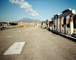 Kilátás a fórumra, a háttérben a Vezúv alkotó: Roman
