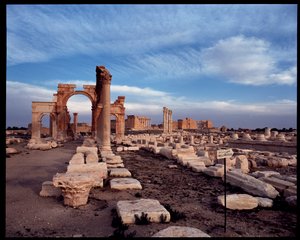 Kilátás a nagy oszlopcsarnokra és a monumentális boltívre (Kr. u. 3. század eleje) Fényképészet alkotó: Roman