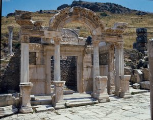 Kilátás a Hadrianus-templomra a Curetes utcában. alkotó: Roman
