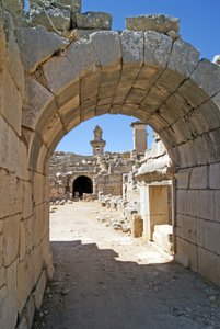 Kilátás a Xanthos színház boltíves bejáratán keresztül a zenekari gödörbe, az oszlop és a hárpia sírja látható, Xanthos, Törökország (fotó) alkotó: Roman