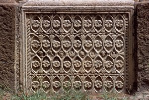 Építészeti töredék faragott díszítéssel, magas császári időszak (i. e. 27-395) alkotó: Roman Imperial Period