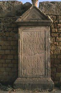 Stela felirattal: Sertius Market High Imperial Period (Kr. e. 27-395) alkotó: Roman Imperial Period