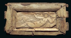 Bekeretezett emléktábla női alakkal, Egyiptomból, Kr.u. 3. század végétől 4. század elejéig (csont) alkotó: Roman Period Egyptian
