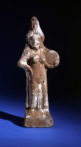 Ízisz istennő szobra timpanonnal (festett terrakotta) alkotó: Roman Period Egyptian