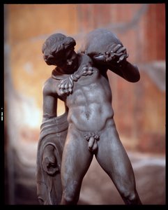 Egy szatír borbőrrel. szobor a Casa dei Cervi házban, Kr.e. V. század – I. század alkotó: Roman Roman