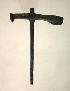 A fejsze, Bebrában találva (réz) alkotó: Roman Roman
