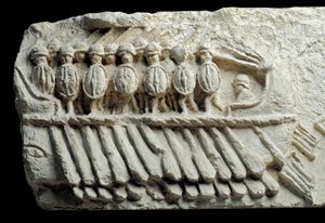 Bireme fegyveres katonákat szállító (alacsony dombormű) alkotó: Roman Roman