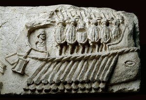 Fegyveres katonákat szállító római bireme hadihajó öntvénye (dombormű sziklán) alkotó: Roman Roman