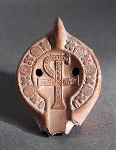 Chi-Rho díszítésű lámpa, terrakotta alkotó: Roman Roman