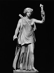 Diana Lucifera (márvány) (f/w fotó) alkotó: Roman Roman