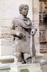 Gall harcos a Római Birodalom alatt (római stílusban öltözve), Lapidaire Múzeum, Avignon. alkotó: Roman Roman
