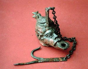 Függő olajlámpa afrikai fej alakban, Belkisből (ma Zeugma), Törökországból (bronz) alkotó: Roman Roman