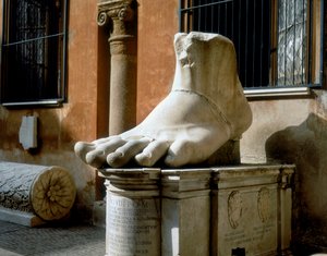 Bal láb, Konstantin kolosszusából (márvány) alkotó: Roman Roman