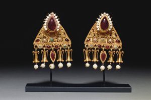 Fülbevaló pár, Kr.u. 2.-3. század (arany, gyöngy, gránát és üveg) alkotó: Roman Roman