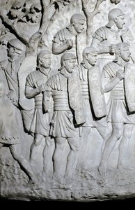 Római művészet: „Római légiósok harcra készen”” 1862-es öntőforma, amely a Traianus császár (53-117) uralkodása alatt épült római Traianus-oszlop (Trajane oszlop) (Colonna Traiana) domborműveit reprodukálja. A Trajane-oszlop a győzelemre állít emléket alkotó: Roman Roman
