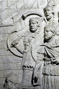 Római művészet: „Római harcosok az első daciai háború idején”” 1862-es öntőforma, amely a Traianus császár (53-117) uralkodása idején épült római Traianus oszlop (Trajane oszlop) (Colonna Traiana) domborműveit reprodukálja. . A Trajane-oszlop megemlékezik  alkotó: Roman Roman