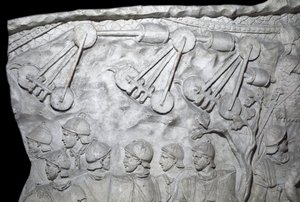 Római művészet: „” Hadigépek a második háborúban”” 1862-es öntőforma, amely a Traianus császár (53-117) uralkodása idején épült római Traianus oszlop (Trajane oszlop) (Colonna Traiana) domborműveit reprodukálja. A Trajane-oszlop a győzelemre állít emléket alkotó: Roman Roman