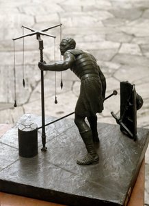Római művészet: „a gromatikus”” Egy földmérő (agrimeners) groma (gruma) segítségével méri meg a földet. Bronz szobor. Róma, a római civilizáció múzeuma alkotó: Roman Roman
