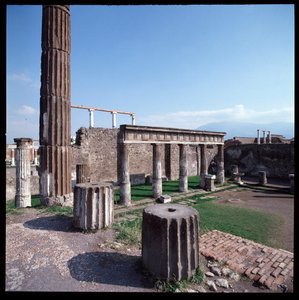 Római művészet: Apollón templomának kilátása Pompei régészeti lelőhelyén (Kr. e. 4. század-Kr. e. 2. század) Olaszország (Római művészet: Apollón templomának képe, Pompei, Kr. e. 4. század – ie 2. század, Olaszország) alkotó: Roman Roman
