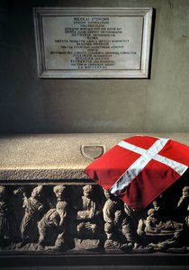 A római szarkofág Niccolo Stenone (Niels Stensen vagy Steensen) (1638-1686) anatómus és geológus sírjaként (Stensen (Nicolai Steno) sírjaként használt római szarkofág) Firenze, San Lorenzo templom (Szent Lőrinc templom) Olaszország alkotó: Roman Roman