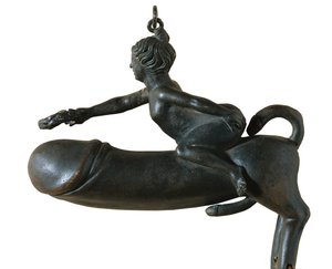 Sasamon Phallus. 1. sz. Állat mellkas, lábak és farok alakú makkkal, babérkoszorúval díszített nőalakkal. Amulett a gonosz szem ellen. Római művészet. Korai birodalom. Bronzszobor. SPANYOLORSZÁG. KATALÓNIA. BARCELONA. Barcelona. Katalán Régészeti Múzeum alkotó: Roman Roman