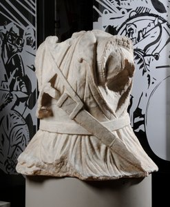 Egy lovas katona faragott törzse (márvány) (lásd még: 371177) alkotó: Roman Roman