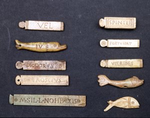 Színházjegyek elefántcsontból a római korból. Museo della Scala Milánóban alkotó: Roman Roman