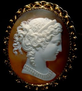 Női profil portréja; cameo on sardonice, arany színben