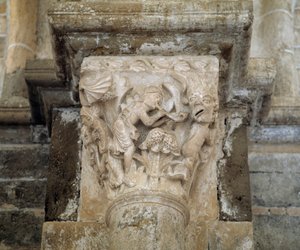 Egy zenész és egy démon, aki a léhaságot szimbolizálja (faragott tőke) alkotó: Romanesque
