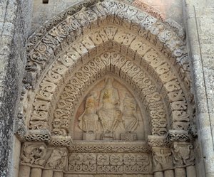 Krisztus a dicsőségben Szent Pál és Szent Péter között, hamis portál (szobor alkotó: Romanesque