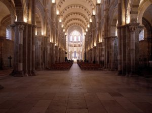 A Cathedrale de Vezelay (89) belseje: A hajó. alkotó: Romanesque