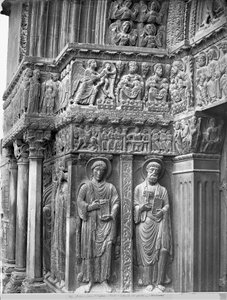 A templomi portál bal oldala alkotó: Romanesque