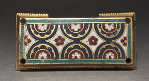 Emléktábla, valószínűleg egy ereklyetartó szentélyből, 1180-1190 körül (aranyozott réz, champlevé és cloisonné zománc) alkotó: Romanesque