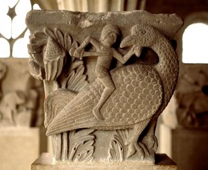 Ember és madár harcának ábrázolása (a káptalanház faragott fővárosa) alkotó: Romanesque