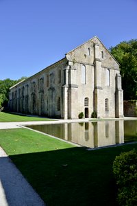 Román építészet: a Fontenay-i ciszterci apátság kovácsművének külső képe, Burgundia, 12. század vége (Fontenay-i apátság, Burgundia, Franciaország: a kovácsműhely, 12. század vége) alkotó: Romanesque