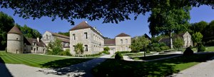 Román építészet: panorámás kilátás a ciszterci Fontenay-i apátságra, Burgundiában alkotó: Romanesque