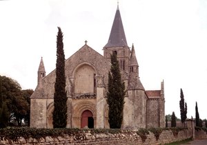 Román építészet: kilátás az Aulnay-templomra alkotó: Romanesque