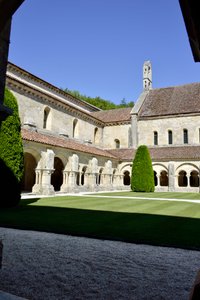 Román építészet: kilátás a kolostorra és a Fontenay-i ciszterci apátság épületeire, Burgundiában alkotó: Romanesque