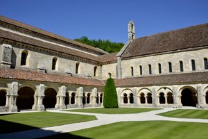 Román építészet: kilátás a kolostorra és a Fontenay-i ciszterci apátság épületeire, Burgundiában alkotó: Romanesque