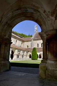 Román építészet: kilátás a kolostorra és a Fontenay-i ciszterci apátság épületeire, Burgundiában alkotó: Romanesque