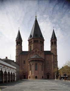 Román művészet: kilátás a 10. és 12. század között épült Szent Márton-székesegyházra. Mainz, Németország alkotó: Romanesque
