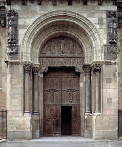 A bazilika déli portálja alkotó: Romanesque