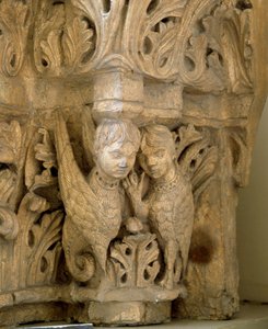 A felső szirénákat és madarakat díszít a Saint Loup de Naud (Szajna és Marne) templom mintájára 1170. Paris, Museum of Monuments english alkotó: Romanesque