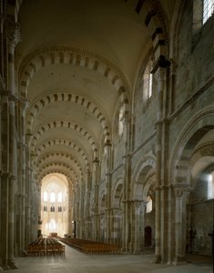 Kilátás a Santa Maria Magdalene bazilika központi hajójára (Szent Mária Magdolna (1096-1106), Vezelay, Yonne alkotó: Romanesque