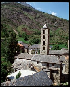 Kilátás a templomra harangtornyal alkotó: Romanesque