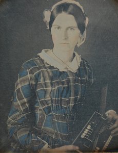Nő harmonika dagerrotípiával, 1840-es évek. alkotó: Ron Fasand