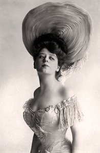 Camille Clifford 1885-1971, belga színésznő, 1905.