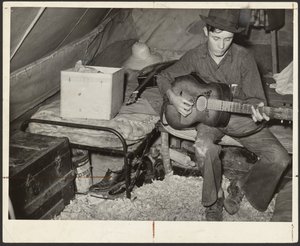 Fehér vándorló eperszedő a sátorban fekvő ágyon Hammond közelében, Louisiana államban alkotó: Russell Lee